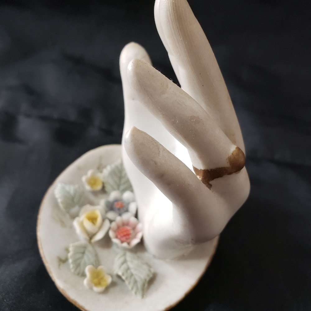 C8,328 Porcelain Hand Ring Holder Vintage